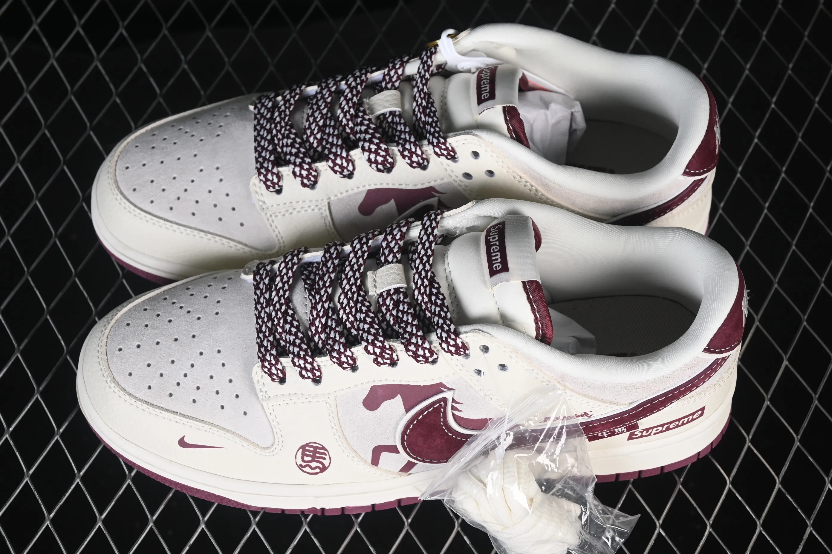 All categories Nk SB Dunk Series Nk SB Dunk Low High-end customized low-top sneakers Nike SB Dunk Low Beige and wine red contrast color High-end customized low-top casual sneakers DN3168-011